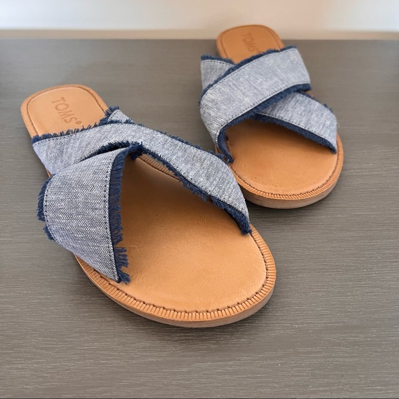 TOMS Viv Fringe Flat Sandals - Picture 2 of 7